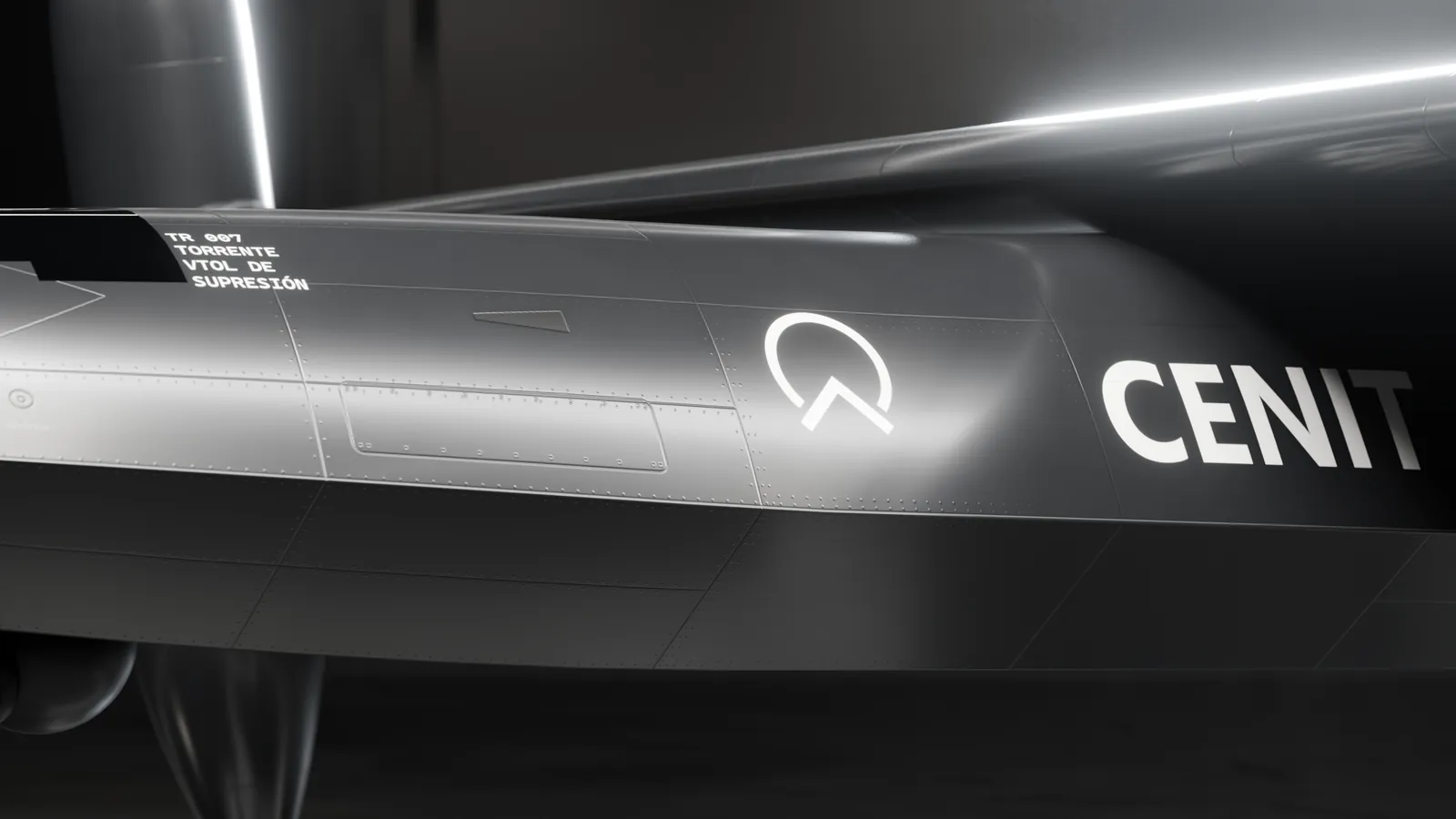 Primer plano del fuselaje negro del TORRENTE: líneas de panel, remaches, panel de acceso y logo blanco.